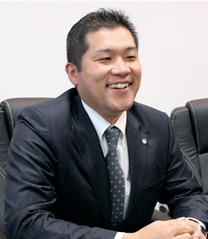 専務取締役　山﨑 寿志